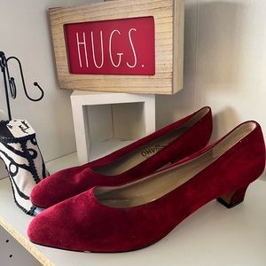 Authentic vintage Ferragamo heels. Perfect for any business casual look. Red10.5